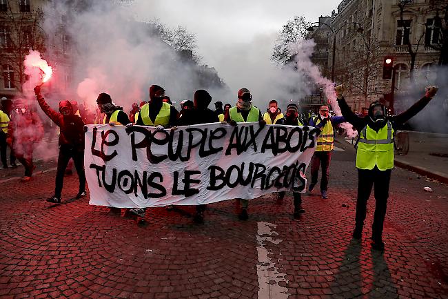 Proteste. In Frankreich fordern die «Gelbwesten» Steuersenkungen sowie eine Anhebung von Mindestlohn und Renten.