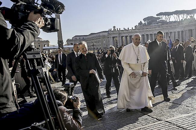 Keine grundlegende Änderungen. Papst Franziskus spricht sich gegen die Diskriminierung von Schwulen und Lesben aus. Das Kirchenoberhaupt sagt aber auch: «Im geweihten Leben und im priesterlichen Leben hat diese Art von Zuneigung keinen Platz.»