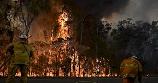L&ouml;scharbeiten der Feuerwehr in Australien. 