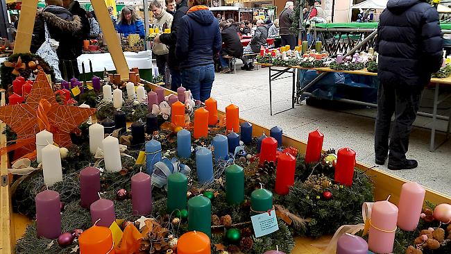 Beliebt: die Adventskränze des Teams rund um Anita Zerzuben. 