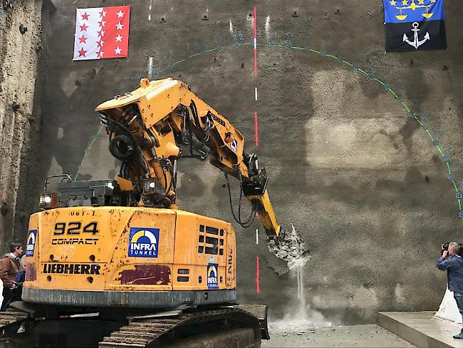 Heute haben die Ausbrucharbeiten am Tunnel Les Evouettes begonnen.