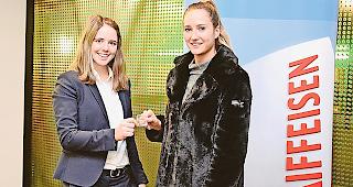 Kundenberaterin Nina Heynen (links) mit Gewinnerin Samira Schnydrig.