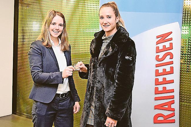 Kundenberaterin Nina Heynen (links) mit Gewinnerin Samira Schnydrig.