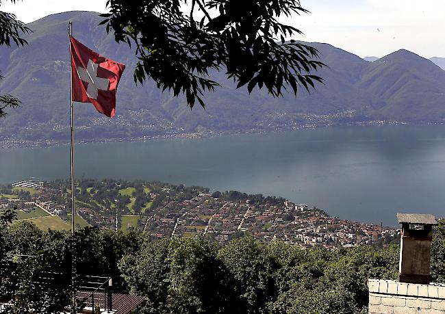 Weil die Abstimmung zur AHV-Steuervorlage (Staf) erst am 19. Mai stattfinden, bleibt die Schweiz vorläufig auf der grauen Liste. (Symbolbild: Lago Maggiore bei Ascona)