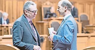 Chancenlos. Beat Rieder (rechts, im Gespr&auml;ch mit Ruedi Noser) unterlag in der Schlussabstimmung klar.