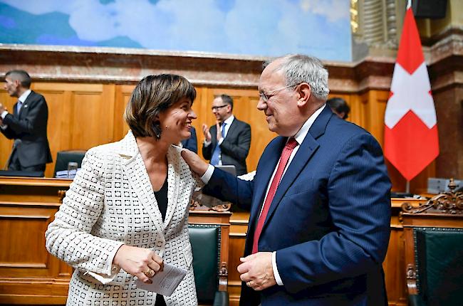 Doris Leuthard und Johann Schneider-Ammann umarmen sich bei der Ersatzwahl in den Bundesrat.