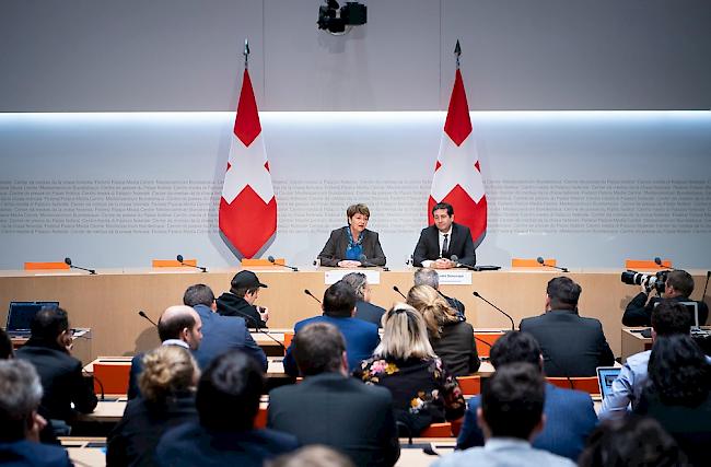 Viola Amherd spricht vor den Bundeshausmedien.