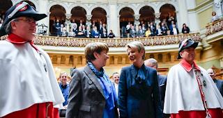 Die Kommentatoren der Schweizer Presse sehen in der raschen Wahl der zwei Frauen, Viola Amherd und Karin Keller-Sutter, in den Bundesrat einen guten Entscheid.