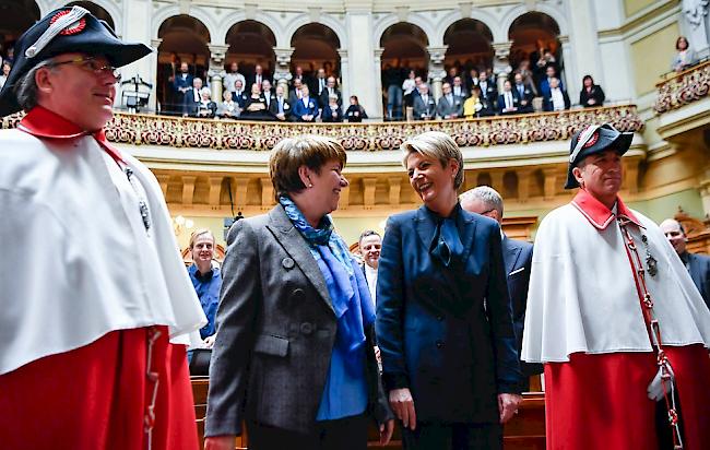 Die Kommentatoren der Schweizer Presse sehen in der raschen Wahl der zwei Frauen, Viola Amherd und Karin Keller-Sutter, in den Bundesrat einen guten Entscheid.