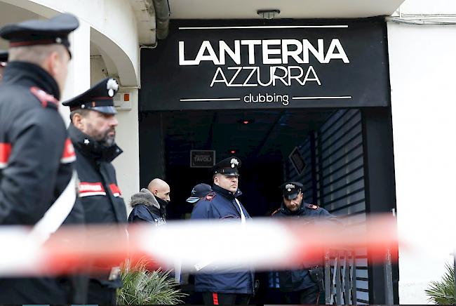 Bei einer Massenpanik von Besuchern einer Disco in der Nähe der italienischen Hafenstadt Ancona an der Adria sind am frühen Samstagmorgen sechs Menschen ums Leben gekommen. Die Ursache war eine Massenpanik.

