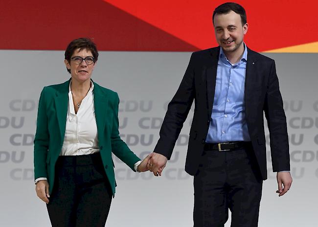 Die neue CDU-Vorsitzende Annegret Kramp-Karrenbauer hat ihre erste wichtige Personalentscheidung getroffen: Paul Ziemiak, konservativer Chef der Unions-Nachwuchsorganisation Junge Union, wird Generalsekretär an der Seite der neuen Chefin.