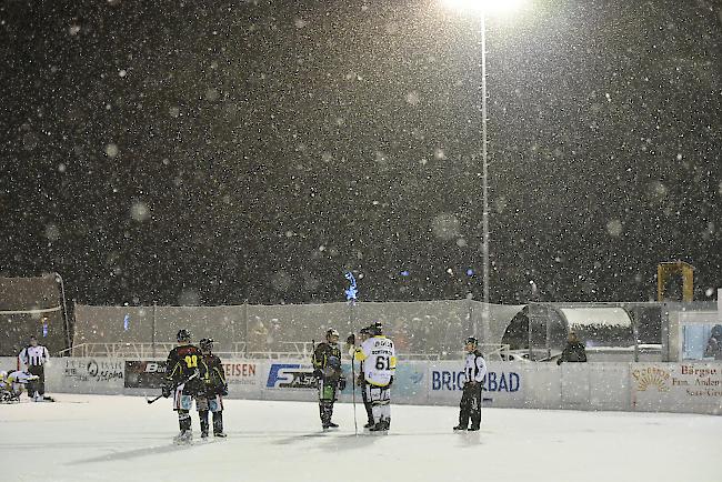 Schneetreiben während des Spiels in Saas-Grund.