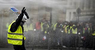 "Gelbwesten" warten auf Antworten Macrons. 