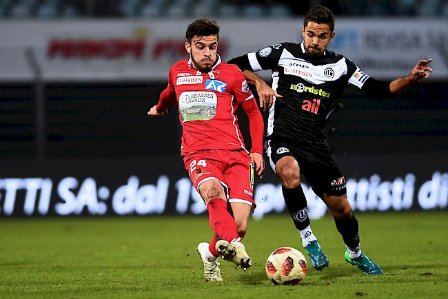 Zweikampf zwischen Sittens Bastien Toma und Jonathan Sabbatini vom FC Lugano.