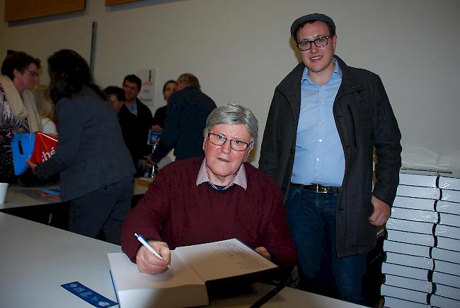 Am Ziel. Ahnenforscher Ignaz Bellwald mit Jean-Christoph Lehner (rechts), Gemeindepräsident von Blatten.