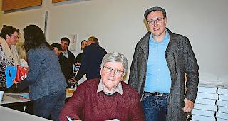 Am Ziel. Ahnenforscher Ignaz Bellwald mit Gemeindepr&auml;sident Jean-Christoph Lehner (rechts).