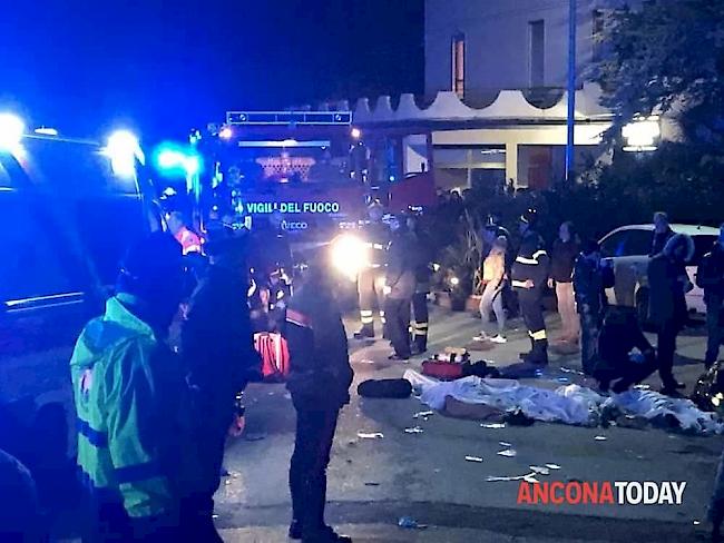 Ein 15-Jähriger soll durch den Gebrauch von Pfefferspray eine Massenpanik mit sechs Toten in einer Diskothek in Corinaldoausgelöst haben.