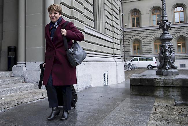 Bundesrätin Viola Amherd auf dem Weg zu einer Sitzung anlässlich der Departementsverteilung in der Landesregierung.