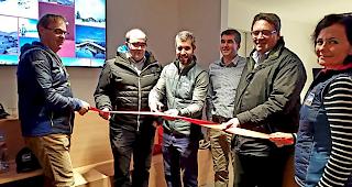 Von links: Geri Berchtold (Leiter Destinationsmanagement Aletsch Arena AG), Valentin K&ouml;nig (CEO Aletsch Bahnen AG), Raoul Calame (CEO Aletsch Arena AG), Michel Kummer (Architekt, Architektur Kummer AG), Peter Albrecht (Gemeindepr&auml;sident Riederalp) und Patricia Casto (Teamleiterin G&auml;steservice Aletsch Arena AG).