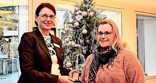 Kundenberaterin Franziska Zehnder (links) mit Gewinnerin Melanie Werlen.