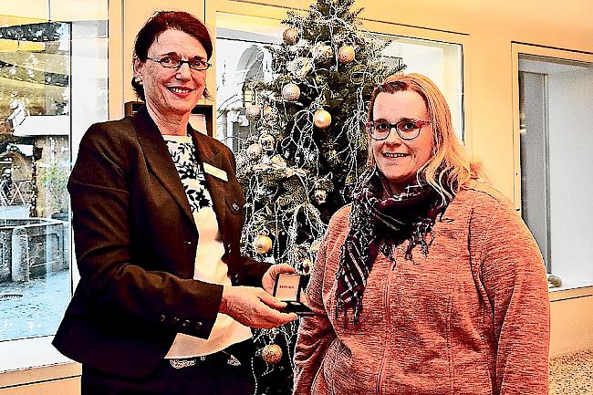 Kundenberaterin Franziska Zehnder (links) mit Gewinnerin Melanie Werlen.