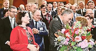 Im Zentrum der Macht. Die Staatsr&auml;te gratulieren Amherd, Roger Michlig (hinten ganz links) beh&auml;lt die &Uuml;bersicht.