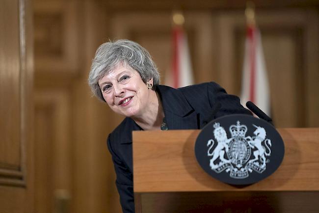 Durchgesetzt. Theresa May kann als Parteichefin und Premierministerin weitermachen.
