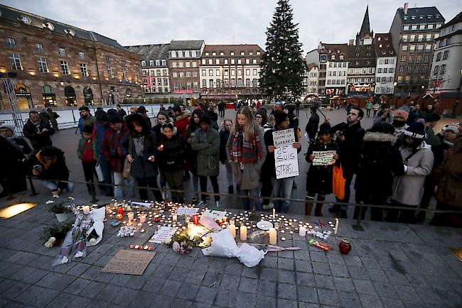 Bei einem Anschlag auf den Strassburger Weihnachtsmarkt am vergangenen Dienstagabend wurden zwei Menschen getötet. Zahlreiche Personen wurden verletzt. 

