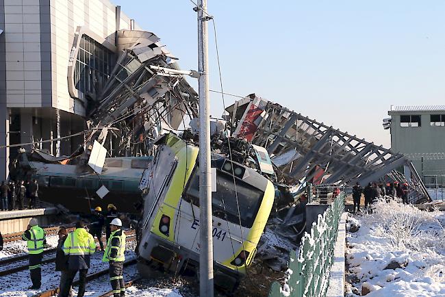 Bei dem schweren Unglück in Ankara ist ein Hochgeschwindigkeitszug in eine Lokomotive gekracht und anschliessend in eine Überführung gedonnert.