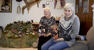 Susanne Berchtold (links) und Ursula Studer mit den Krippenfiguren.