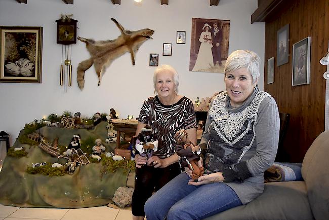 Susanne Berchtold (links) und Ursula Studer mit den Krippenfiguren.