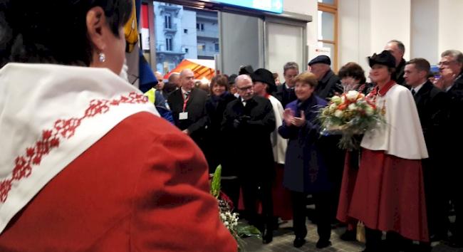 Am Bahnhof in Brig wird die neue Bundesrätin Viola Amherd von Stadtpräsident Louis Ursprung mit einem Blumenstrauss empfangen.