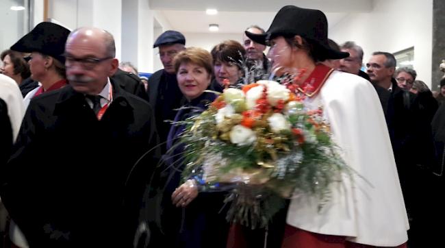 Am Bahnhof in Brig wird die neue Bundesrätin Viola Amherd von Stadtpräsident Louis Ursprung mit einem Blumenstrauss empfangen.