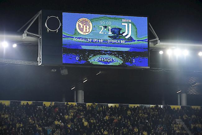 Ein Juventus-Fan ist am Mittwoch kurz vor Spielschluss im Stade de Suisse mehrere Meter in die Tiefe gestürzt.