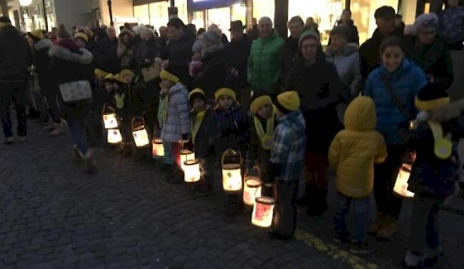 Schulkinder mit Laternen säumten die Umzugsstrecke an der Bahnhofstrasse in Brig-Glis.