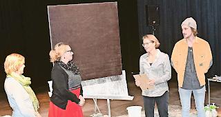 Feierstunde. Stadtr&auml;tin Laura Kronig, Laudatorin Carmen Werner, Zeughaus-Kultur-Betriebsleiterin Iris Weder und Mitarbeiter Marc Andereggen (von links) bei der Verleihung des Kulturf&ouml;rderpreises der Stadtgemeinde Brig-Glis: Dank und Freude.Foto wb