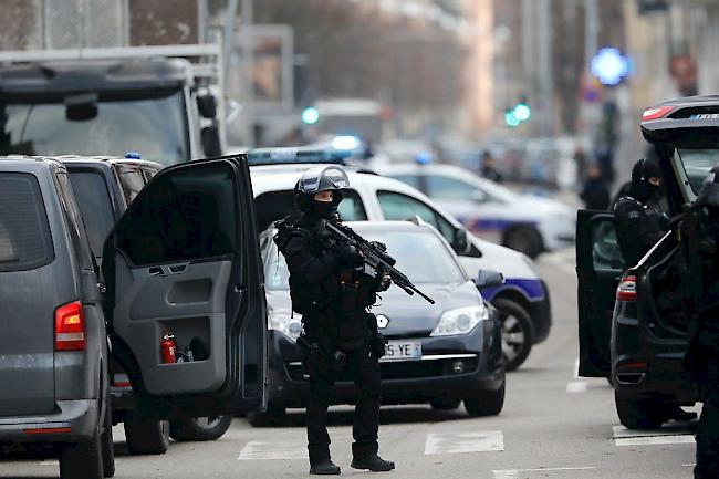Nach einer grossangelegten Fahndung war der Attentäter am Donnerstag von Polizisten auf einer Strasse im Strassburger Stadtteil Neudorf gesichtet worden.