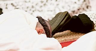 Umstritten. Die Piusbr&uuml;der, hier bei einem Gottesdienst in ihrem historischen Zentrum in Ec&ocirc;ne.