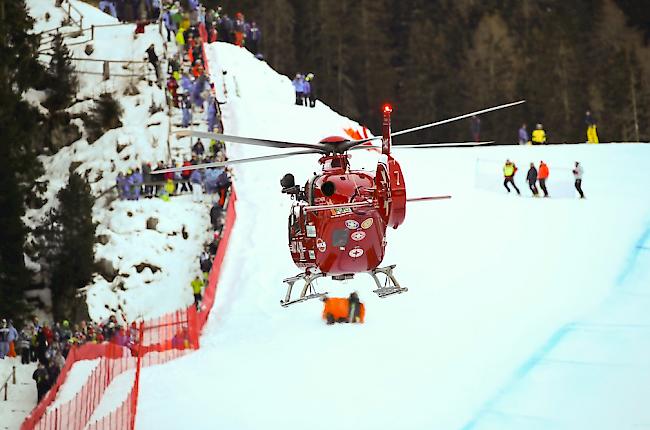 Ein Rettungshelikopter transportiert Marc Gisin nach seinem Sturz ins nächstgelegene Krankenhaus.