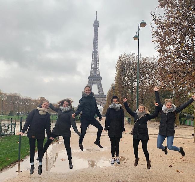 «Vor dem Eiffelturm (von links): Michaela Wolf (25), Julia Zenklusen (25), Ich, Murielle Phillot (23), Rebecka Hefti (25) und Ramona Spahni (25).»