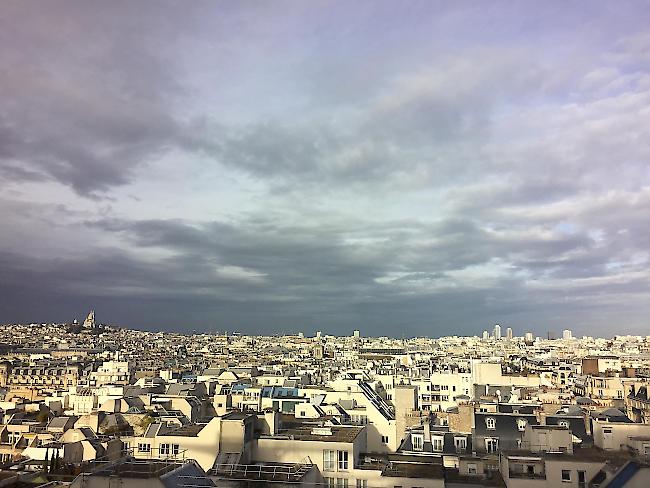 «Über den Dächern von Paris, Gebäudelandschaft mit Sacrè Cœur links im Bild»