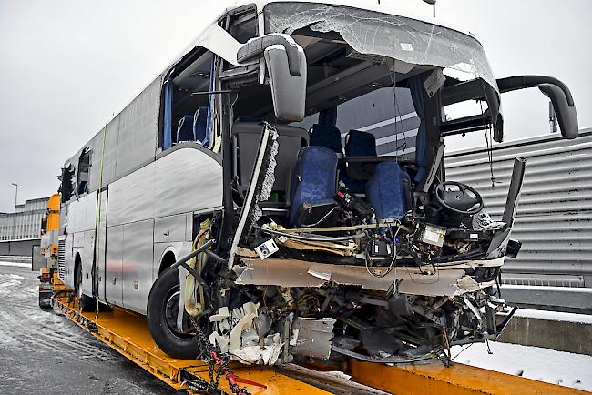Bei einem schweren Verkehrsunfall eines Reisecars in Zürich ist am Sonntagmorgen eine Frau ums Leben gekommen. 44 Menschen wurden verletzt.