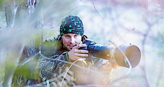 Auf der Lauer. Die Wildtierfotografie ist seine grosse Leidenschaft. Kevin Gundi will alle Tiere im Kanton ablichten.Foto WB/Andrea Soltermann