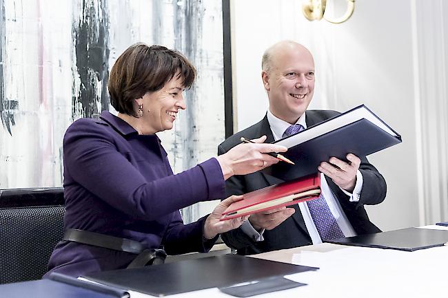 Status quo. Bundesrätin Doris Leuthard und der britische Verkehrsminister Chris Grayling bei der Unterzeichnung der neuen Regelungen zum Luftverkehr zwischen den beiden Ländern.