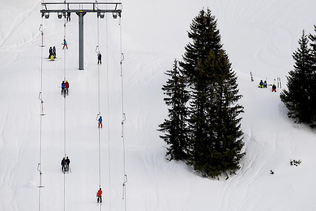 Ein Skiunfall kostet gemäss Suva durchschnittlich rund 7700 Franken. 