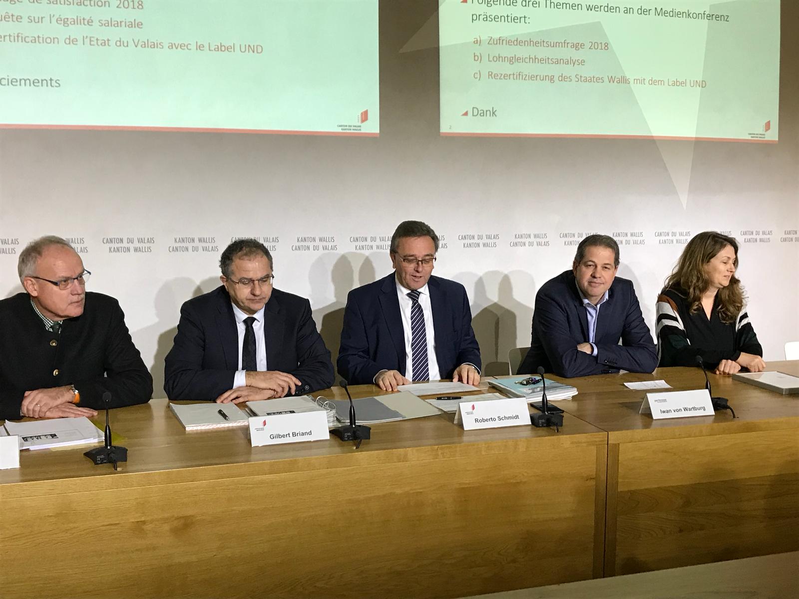 Zufriedene Mitarbeitende bei der Walliser Kantonsverwaltung 1815.ch