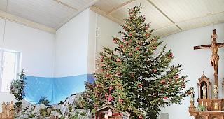 In der Pfarrkirche von Embd steht eine grosse Krippe.