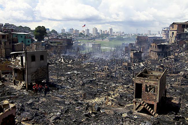 Feuerhölle. Rund 100 Feuerwehrleute waren im Einsatz, um das Feuer in dem Armenviertel Educandos in der Stadt Manaus zu löschen.
