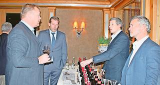 Gemeinsame Passion. Diego Mathier, Andr&eacute; Seiler, Antoine Gimbert und Dimitri Augenblick (von links) philosophieren &uuml;ber ihre grosse Leidenschaft, den Wein.