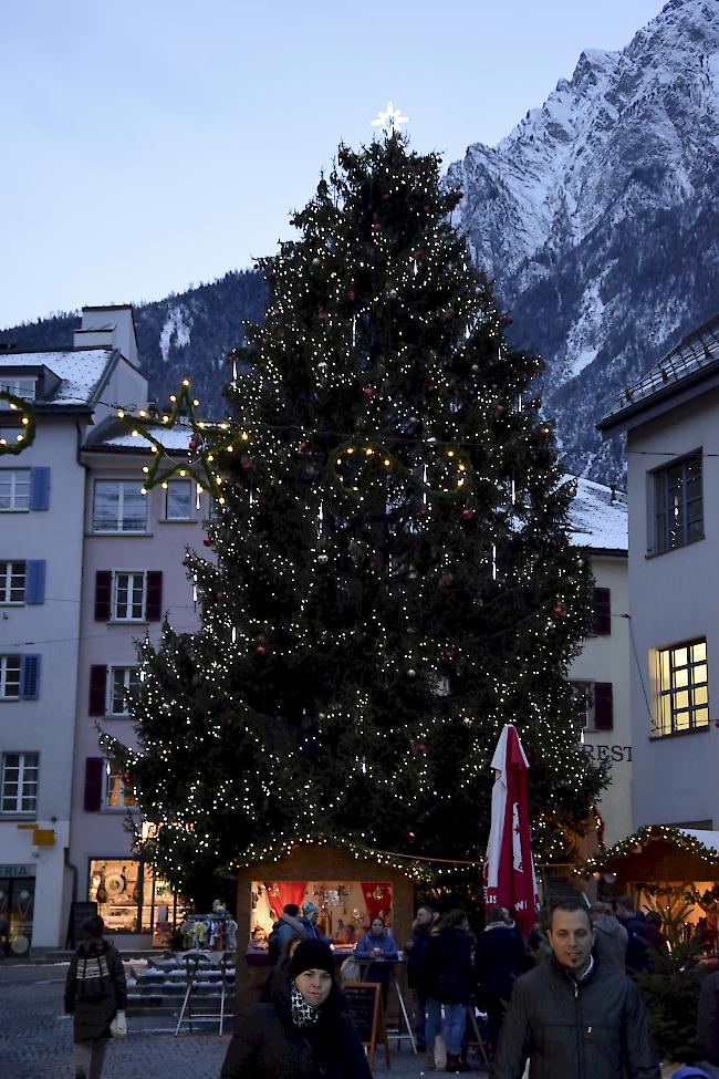Der grosse Weihnachtsbaum auf dem Briger Sebastiansplatz. 